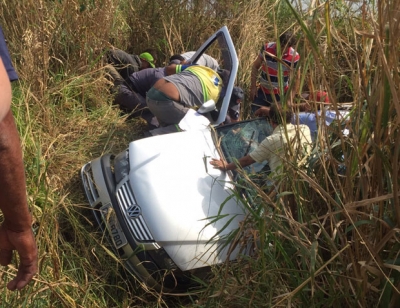 Carro perde o controle, rodopia na pista e cai em ribanceira