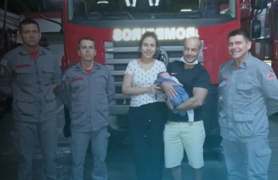 Bombeiros salvam bebê de 24 dias engasgado