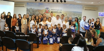 Prefeitura faz entrega de mochilas e estojos escolares para alunos da rede municipal