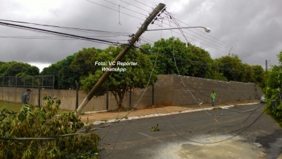PERIGO: energia volta, mas poste e fios permanecem caídos na zona Sul 