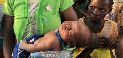 Mulher dá à luz bebê em cima de uma árvore durante passagem do ciclone em Moçambique