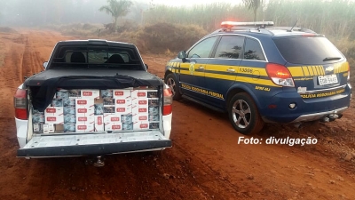 Contrabandista de cigarros bate o carro ao fugir da PRF