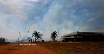 Incêndio em pasto mobiliza Bombeiros e há risco de acidentes em Marília