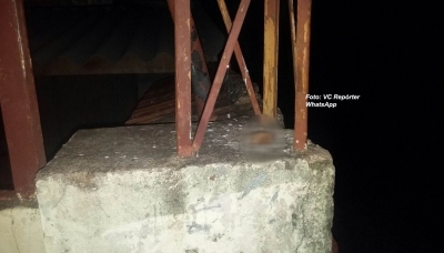 Homem perde parte do dedo ao furtar mangueira