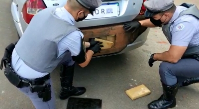 Mulher é presa com droga escondida em fundos falsos de carro em rodovia