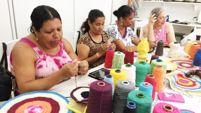 Nas tardes do GACCH, artesanato une mães de crianças em tratamento de saúde