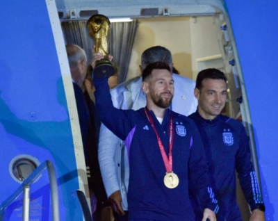 Desembarque da Argentina tem multidão em muita festa