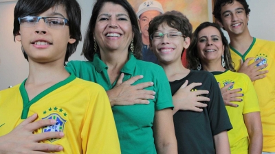 Família com 6 dedos, nas mãos e nos pés, está confiante no hexa