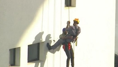 Suspeito de roubo fica pendurado em edifício e é resgatado por bombeiros