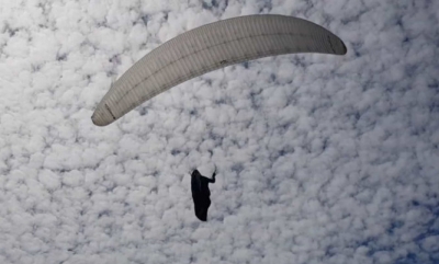 Três parapentistas colidem no ar e um deles morre em Santa Catarina