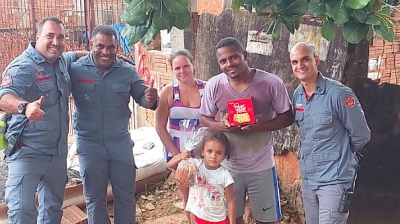 Papai Noel dos Bombeiros: conheça o trabalho social do cabo Emerson, em Marília
