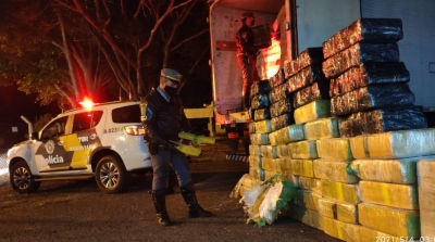 Caminhoneiro é preso em flagrante com mais de uma tonelada de maconha em carga de frango