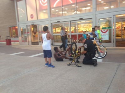 Após alarme falso, policial conserta bicicleta de garoto