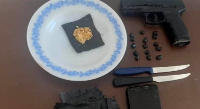 Pai chama a PM ao ver filho embalando droga com 
