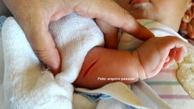 Assaltante dá facada em bebê de 3 meses