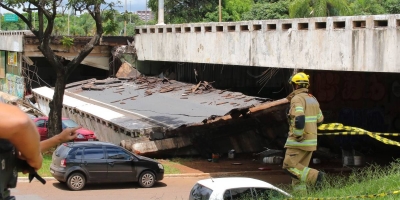 Parte de viaduto desaba em Brasília: carros são esmagados