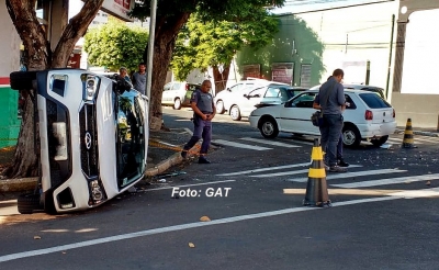 Susto: carro capota após bater em cruzamento com semáforo em Marília