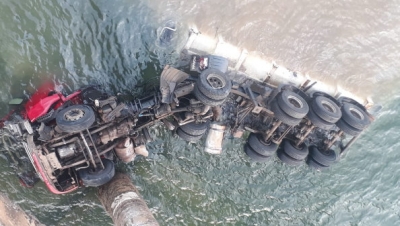 Motorista perde o controle da direção e carreta despenca de ponte em rio