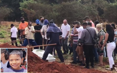 Polícia já tem suspeito de matar menino de 7 anos que foi afogado de propósito na lama