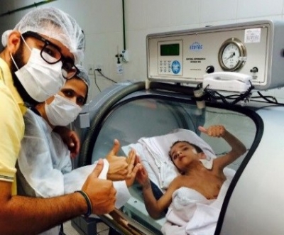 Gêmeo siamês que sobreviveu a cirurgia sai de UTI para ir a clínica