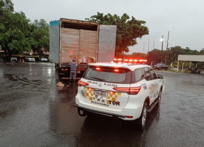 Caminhoneira é presa com carga de cigarros contrabandeados
