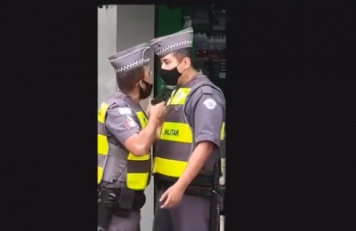 PMs brigam e policial aponta arma para o rosto do colega