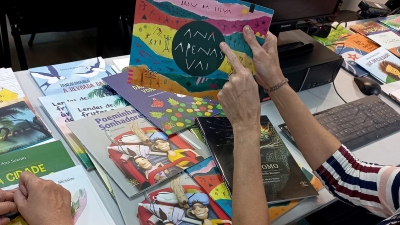 Prefeitura de Marília entrega kits de livros de literatura infantil
