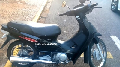 Rapaz é preso pela PM acusado de furtar moto. Comparsa consegue fugir