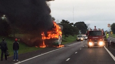 Ônibus pega fogo em rodovia