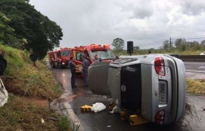 Carro tomba em acesso da SP-294