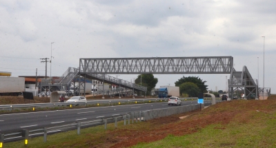 Primeira das três passarelas no Contorno será entregue na próxima semana 