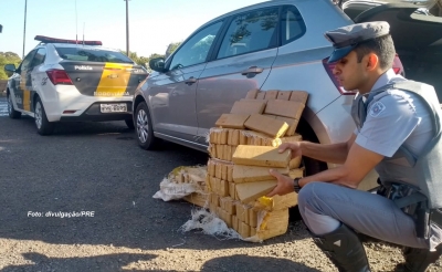 Polícia Rodoviária apreende 120 tabletes de maconha em carro