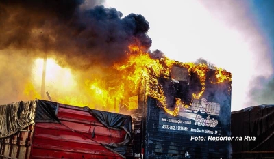 Fogo em mato atinge pátio de posto e queima sete carretas