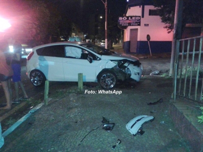 Colisão entre carros fere motorista