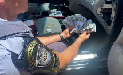 Dupla é presa com 72 mil dólares escondidos em fundo falso de carro