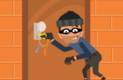 Ladrões levam objetos de quintal de aposentada no centro