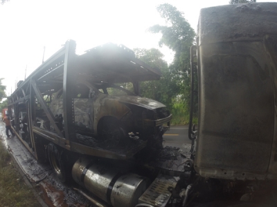 Cegonha pega fogo e três veículos são incendiados