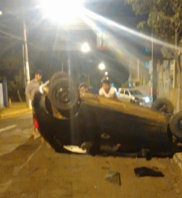 Motoristas bêbados se envolvem em acidente