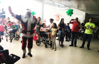 Árvore Solidária: Esmeralda Shopping entrega presentes