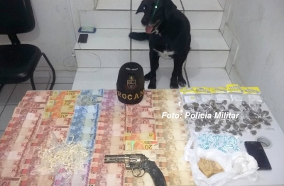 Suspeitos de assalto, dupla é presa pela PM com drogas na zona oeste