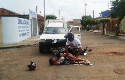 Ambulância causa acidente e condutor socorre a vítima