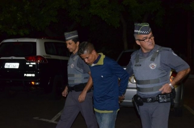 Jovem é preso após jogar pedra em vitrine de loja