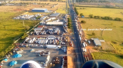 Associação dos Caminhoneiros confirma acordo e pede fim da paralisação. Mas, em Marília continua