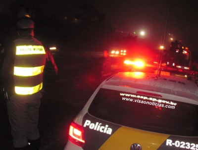 Embriagado, homem capota carro com tatu morto dentro