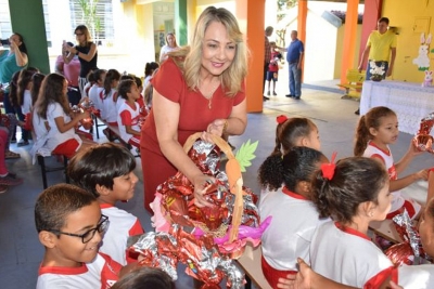 Pompeia: Prefeita Tina, vice França e vereadores visitam escolas e distribuem ovos de Páscoa