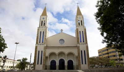 Bispo e padres são presos em operação contra desvios de dinheiro da igreja