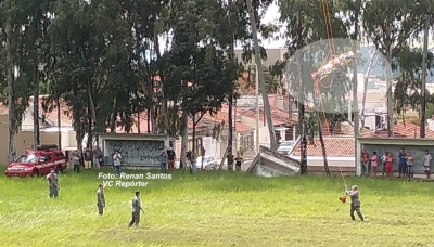 Rapaz é resgatado de penhasco por helicóptero, mas prefere manter silêncio