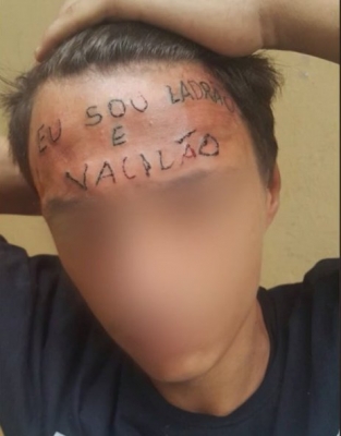 Tatuador é preso por tortura após escrever na testa de adolescente