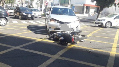 Acidente entre moto e carro deixa uma pessoa ferida há pouco em Marília