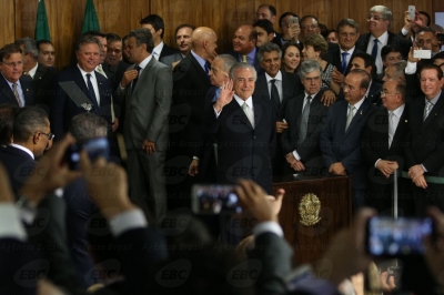 Temer empossa ministros e foca discurso na economia